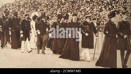 1906 König Georg von Griechenland und andere angesehene Gäste beim Abschluss der Olympischen Spiele in Athen, Griechenland im Panathenaic-Stadion während der Olympischen Spiele 1906 (auch bekannt als die Zwischenspiele 1906 oder die Olympischen Sommerspiele 1906) in Athen, Griechenland.Obwohl sie vom Internationalen Olympischen Komitee als "zweite Internationale Olympische Spiele in Athen" bezeichnet werden, werden die Medaillen heute vom IOC nicht offiziell anerkannt. Sie wurden vom 22. April bis zum 2. Mai 1906 statt und wurden durch die offizielle Eröffnung der Spiele von König Georg I. von Griechenland getan wurde eröffnet. Stockfoto