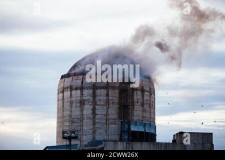 Abriss des alten Industriegebäudes durch explodierenden Dynamit Stockfoto