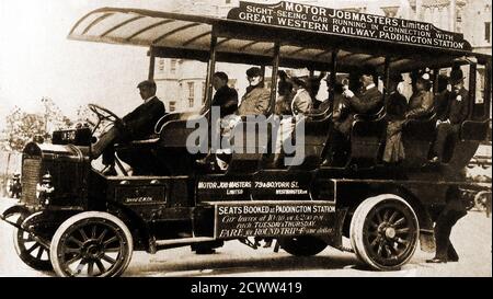 1908 -einer der ersten Londoner Charabancs. Sie waren beliebt bei amerikanischen Touristen für Ausflüge in die Stadt und waren auf eine Geschwindigkeit von 12 Meilen pro Stunde begrenzt. Dieses wurde von Motor Jobmasters Ltd, 79 & 80 York Street, Westminster betrieben und lief in Verbindung mit Great Western Railways am Paddington Bahnhof, wo Buchungen vorgenommen werden konnten. Die Ausflüge liefen zweimal am Tag dienstags und donnerstags. Der Preis betrug vier Schilling pro Fahrt. Alternativ könnten die Amerikaner in ihrer eigenen Währung einen Dollar bezahlen. Stockfoto