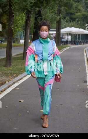 MAILAND, ITALIEN - 25. SEPTEMBER 2020: Frau vor Sportmax Modenschau, Mailand Fashion Week Street style Stockfoto