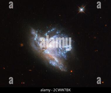 Das Hubble Weltraumteleskop erfasst NGC 6052, ein Paar kollidierender Galaxien, die sich 230 Millionen Lichtjahre entfernt im Herkules-Sternbild befinden. Die Galaxien wurden erstmals 1784 von William Herschel entdeckt und interagieren heute miteinander. Stockfoto