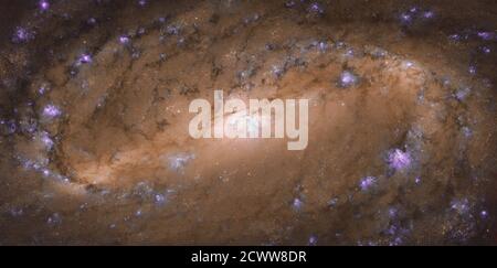 Das Hubble Weltraumteleskop erfasst ein atemberaubendes Bild von NGC 2903, einer atemberaubenden Spiralgalaxie, die sich etwa 30 Millionen Lichtjahre entfernt im Sternbild Leo befindet. Die hellen Spiralarme der Galaxie, Sternhaufen und kosmische Staubbahnen machen sie zu einem perfekten Motiv für astronomische Studien. Stockfoto