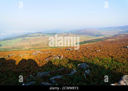 Von oben auf Surprise View ein schwerer Nebel liegt im Hope Valley in Derbyshire. Stockfoto
