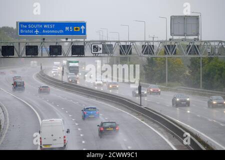 Bristol, Großbritannien. September 2020. Heftiger Regen führt auf der Autobahn in Bristol zu Spritzwasser und schwierigen Fahrbedingungen. Für den Rest des Tages wird nasses Wetter prognostiziert, was zu einer schwierigen Pendelzeit an diesem Abend führt. Kredit: JMF Nachrichten/Alamy Live Nachrichten Stockfoto