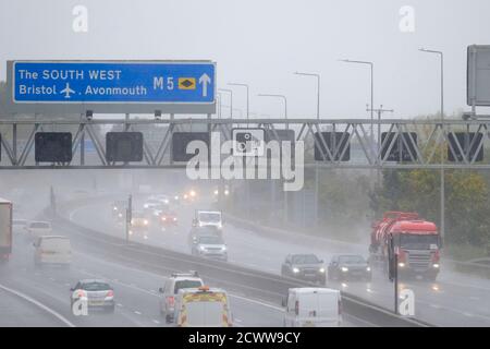 Bristol, Großbritannien. September 2020. Heftiger Regen führt auf der Autobahn in Bristol zu Spritzwasser und schwierigen Fahrbedingungen. Für den Rest des Tages wird nasses Wetter prognostiziert, was zu einer schwierigen Pendelzeit an diesem Abend führt. Kredit: JMF Nachrichten/Alamy Live Nachrichten Stockfoto