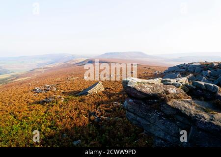 Aus dem Gewirr der Steinfelsen von Surprise View und über einen Nebel bedeckten Hathersage Moor an einem Herbstmorgen. Stockfoto