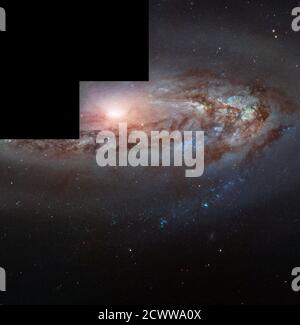 Dieses Hubble-Bild, das von der Weitfeld- und Planetenkamera 2 aufgenommen wurde, kombiniert Infrarot-, Ultraviolett- und sichtbares Licht. Die ungewöhnlichen treppenartigen Formen im Bild ergeben sich aus den vier Lichtdetektoren der Kamera, die jeweils eine leicht unterschiedliche Vergrößerung und sich überschneidende Sichtfelder aufweisen. Stockfoto