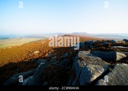 Von den Hängen des Surprise Sehen Sie sich einen frühmorgendlichen Herbstnebel über Hathersage Moor in Derbyshire an. Stockfoto