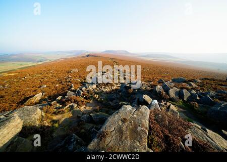 Ein fast unsichtbarer Pfad führt von der überraschenden Aussicht über das Hathersage Moor an einem nebligen Herbstmorgen in Derbyshire. Stockfoto
