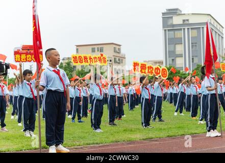ZHONGSHAN China-28,2020. September: Chinesische Schüler nehmen am Morgen an einer Fahnenaufhebung in einer Grundschule Teil. Stockfoto