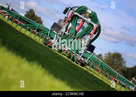 Kempten, Deutschland. September 2020. Ein Schlepper mit einem am Anhänger befestigten Schleppschuh-Verteiler trägt zu Demonstrationszwecken Gülle auf. Mitglieder des Landwirtschaftsausschusses des Bayerischen Landtags und Landwirte informierten sich über die Möglichkeiten und Grenzen der bodennahen Verbringung von Gülle in Berggebieten. Quelle: Karl-Josef Hildenbrand/dpa/Alamy Live News Stockfoto