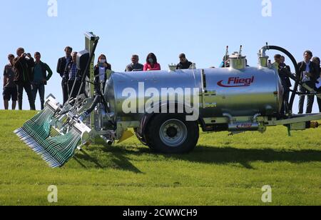 Kempten, Deutschland. September 2020. Ein Schlepper mit einem am Anhänger befestigten Schleppschuh-Verteiler trägt zu Demonstrationszwecken Gülle auf. Mitglieder des Landwirtschaftsausschusses des Bayerischen Landtags und Landwirte informierten sich über die Möglichkeiten und Grenzen der bodennahen Verbringung von Gülle in Berggebieten. Quelle: Karl-Josef Hildenbrand/dpa/Alamy Live News Stockfoto