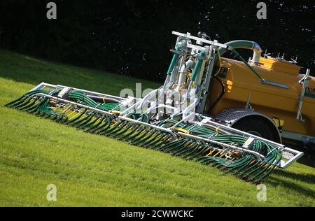 Kempten, Deutschland. September 2020. Ein Schlepper mit einem am Anhänger befestigten Schleppschuh-Verteiler trägt zu Demonstrationszwecken Gülle auf. Mitglieder des Landwirtschaftsausschusses des Bayerischen Landtags und Landwirte informierten sich über die Möglichkeiten und Grenzen der bodennahen Verbringung von Gülle in Berggebieten. Quelle: Karl-Josef Hildenbrand/dpa/Alamy Live News Stockfoto