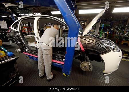 Ein Mitarbeiter Arbeitet Auf Einem Citroen C3 Picasso Auf Einer  Produktionslinie Im Werk In Trnava Slowakei Psa Peugeot Citroen 15.  Dezember 2010. Französische Automobilkonzern Psa Peugeot Citroen Wird 1.000  Arbeitsplätze In Seiner