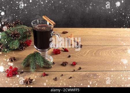 Glühwein zu Weihnachten. Traditionelles deutsches Gluhwein mit Gewürzen und weihnachtsbaum. Glühwein Punsch und Gewürze für Glintwine auf Vintage Holztisch Stockfoto