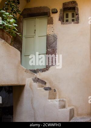 SANTORINI, GRIECHENLAND - 2013. august. Treppe zur grünen Tür in Griechenland Dorf Stockfoto