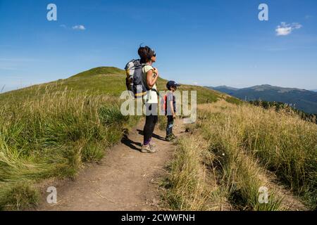 Senderistas de la Cresta de Polonina Carynska, Parque Nacional Bieszczady, Reserva De La UNESCO Llamada Reserva De La Biosfera Carpática Oriental, voiv Stockfoto