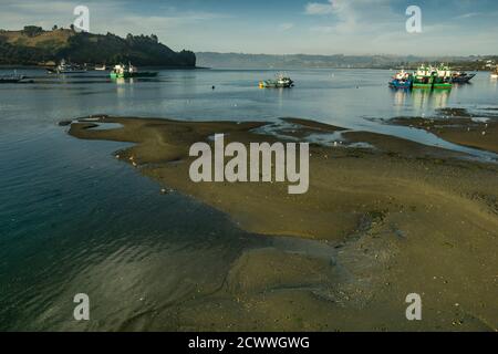 barcos varados durante la marea baja, Dalcahue, archipiélago de Chiloé, Provincia de Chiloé, región de Los Lagos, Patagonien, República de Chile, América Stockfoto