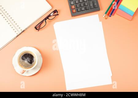 Stilvolle Tisch Schreibtisch, Arbeitsbereich. Mockup Vorlage Papierkram und Finanzberichte, Lebenslauf, kurz, Form, Vertrag. Draufsicht. Flaches Geschäftskonzept Stockfoto