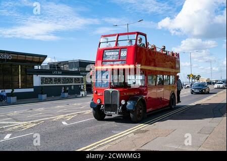 Offener Touristenbus vor dem Casino am Meer, Southend am Meer. Stockfoto