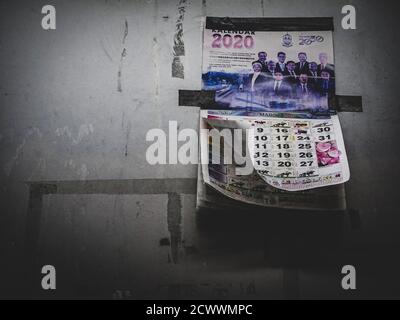 Die Zeit vergeht: Ein alter Kalender hängt am verlassenen Busbahnhof während des ersten COVID-19-Ausbruchs Stockfoto