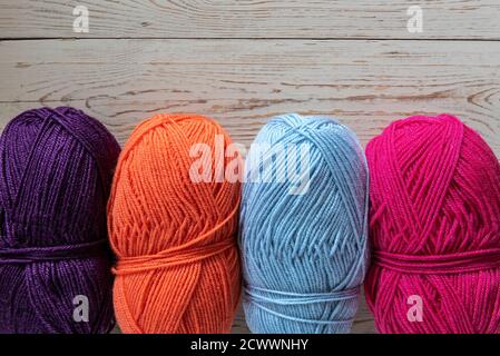 Four brightly coloured balls of knitting wool. Stockfoto