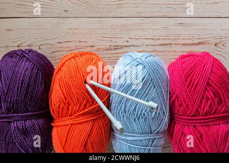 Four brightly coloured balls of knitting wool. Stockfoto