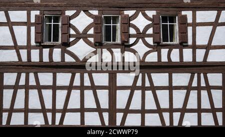 Fachwerk eines Modellbauhauses mit drei Fenstern Stockfoto