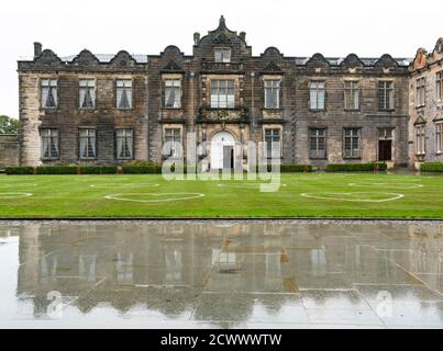 St Andrews, Schottland, Großbritannien. September 2020, 30. Studenten in Wohnheimen an der St Andrews University wurde gesagt, dass sie ohne finanzielle Strafe nach Hause gehen können. Die schottische Regierung kontrovers gesagt Studenten in Schottland, sich selbst zu isolieren in ihren Zimmern nach lokalisierten Ausbrüchen von Covid-19 unter Studenten.. Im Bild: St. Salvator's Quad an der Universität. Iain Masterton/Alamy Live News Stockfoto