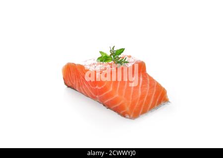 Rohes Lachsfilet auf weißem Grund, roher Fisch, Pfeffer und aromatisch Stockfoto