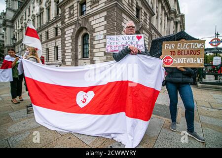 WESTMINSTER LONDON, GROSSBRITANNIEN. September 2020. Eine Gruppe von Demonstranten demonstrieren vor dem Parlament gegen die Wahlergebnisse in Belarus, da die Regierung des Vereinigten Königreichs Sanktionen gegen Präsident Alexander Lukaschenko verhängt, einschließlich eines Einfrierens von Vermögenswerten und eines Reiseverbots, um die Gewalt des autoritären Regimes gegen das Volk von Belarus zu takken. Kredit: amer ghazzal/Alamy Live Nachrichten Stockfoto