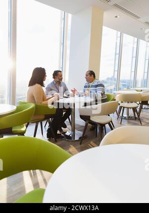 Geschäftsleute im sonnigen Büro Cafeteria sprechen Stockfoto
