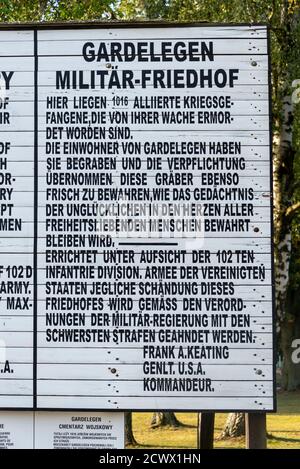 Gardelegen, Deutschland. September 2020. Eine Gedenktafel erinnert an das Massaker in Isenschnibbe. Am 13. April 1945 wurden in den letzten Tagen des Zweiten Weltkriegs 1,016 KZ-Häftlinge in einer Feldscheune ermordet. Quelle: Stephan Schulz/dpa-Zentralbild/ZB/dpa/Alamy Live News Stockfoto