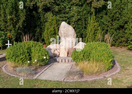 Gardelegen, Deutschland. September 2020. Auf dem Friedhof der Gedenkstätte Ienschnibbe Field Barn befindet sich ein Gedenkstein, den die Überlebenden des Massakers den Toten gewidmet haben. Am 13. April 1945, kurz vor Kriegsende, wurden über 1000 KZ-Häftlinge in eine Scheune getrieben und ermordet. Die Scheune wurde von SS-Soldaten, Wehrmachtsmitgliedern, aber auch Zivilisten in Brand gesetzt. Nur wenige KZ-Häftlinge überlebten das Massaker. Quelle: Stephan Schulz/dpa-Zentralbild/ZB/dpa/Alamy Live News Stockfoto