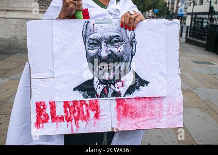 WESTMINSTER LONDON, GROSSBRITANNIEN. September 2020. Eine Gruppe von Demonstranten demonstrieren vor dem Parlament gegen die Wahlergebnisse in Belarus, da die Regierung des Vereinigten Königreichs Sanktionen gegen Präsident Alexander Lukaschenko verhängt, einschließlich eines Einfrierens von Vermögenswerten und eines Reiseverbots, um die Gewalt des autoritären Regimes gegen das Volk von Belarus zu takken. Kredit: amer ghazzal/Alamy Live Nachrichten Stockfoto