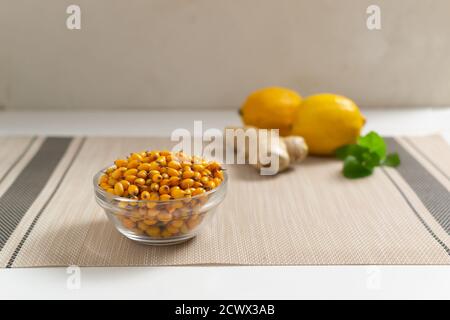 Sanddorn in einer Glasschale. Zutaten für Sanddorntee. Herbstgetränk. Selektiver Fokus. Speicherplatz kopieren. Stockfoto