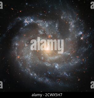 Das Hubble Weltraumteleskop der NASA erfasst atemberaubende Bilder der dramatischen Details der Galaxie NGC 5468 und zeigt Supernova-Explosionen und Stereosterbe. Diese explosiven Ereignisse treten auf, wenn massereiche Sterne einstürzen oder wenn ein weißer Zwerg zu viel Masse von einem Begleitstern zieht, was zu katastrophalen Explosionen führt. Stockfoto