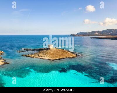 Stintino, türkisfarbenes Meerwasser, Küste und Turm. Sardinien, Italien Stockfoto