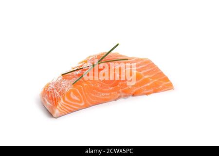 Rohes Lachsfilet auf weißem Grund, roher Fisch, Pfeffer und aromatisch Stockfoto