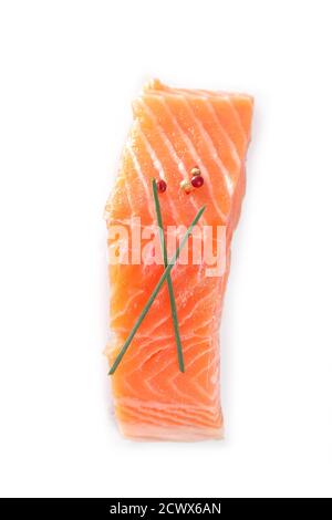 Rohes Lachsfilet auf weißem Grund, roher Fisch, Pfeffer und aromatisch Stockfoto