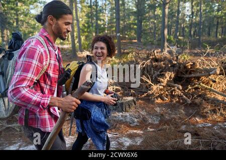 Glückliches junges Paar Wandern im Wald Stockfoto