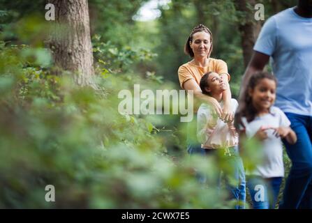 Glückliche Familie Wandern in Wäldern Stockfoto Glückliche Familie Wandern in Wäldern Stockfoto