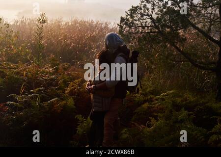 Ruhiges junges Wanderpaar, das die Natur bei Sonnenuntergang genießt Stockfoto