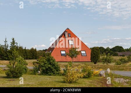 Haus bauen als Pyramide. Gefliestes Dach. Orientalischer Ansatz in Europa. Stockfoto