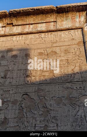 Detail der Wandschnitzereien am Tempel des gottes Khnum, Esna 41-251 n. Chr. Stockfoto