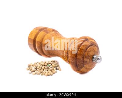 Weißer Pfeffer mit Pfeffermühle isoliert Stockfoto