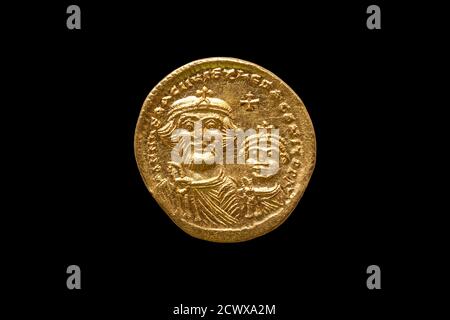 Goldene römische Solidus-Replik-Münze des römischen Kaisers Justinian I. AD527-265 Ausschneiden und isoliert auf einem schwarzen Hintergrundstock Foto Bild Stockfoto