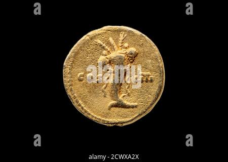 Römische Gold Aureus Replik Münze Rückseite des römischen Kaisers Domitian ANZEIGE 81-96 mit Füllhorn (Füllhorn) Ausschneiden und isoliert auf einem schwarzen Hintergro Stockfoto