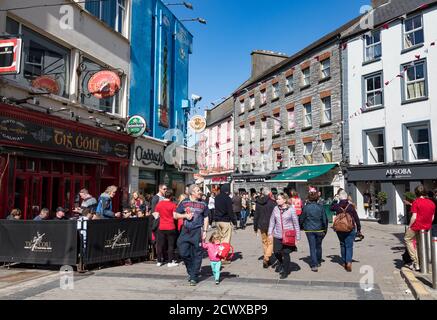 GALWAY CITY, IRLAND - 5. Mai, 2018: Menschen zu Fuß auf belebten Fußgängerzone Innenstadt von Shop Street in Galway Stadt Stockfoto