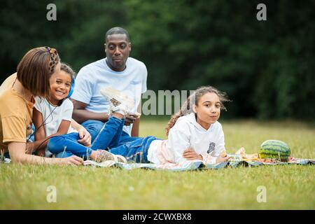 Familie entspannen und genießen Picknick im Park Stockfoto